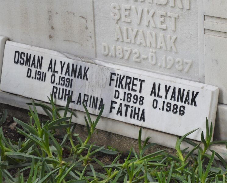 ملف:Gravestone of Osman Alyanak.jpg