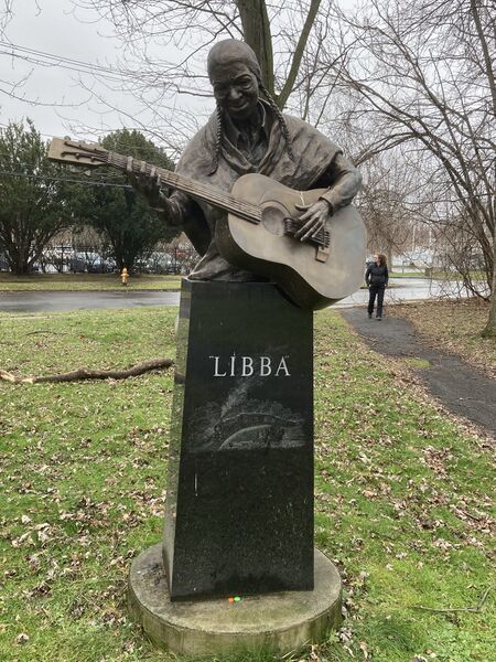 ملف:Elizabeth Cotten Statue.jpg
