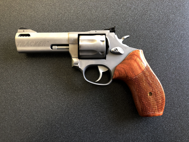 ملف:Taurus-Tracker-627-4.png