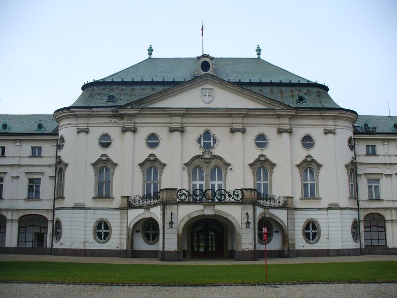 ملف:Bratislava Letný arcibiskupský palác.JPG