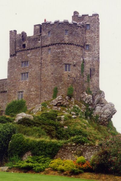 ملف:Roch Castle-4595482-by-Chris-Andrews.jpg