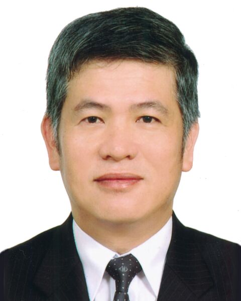 ملف:施理事長二吋大頭照 4-5 (cropped).jpg