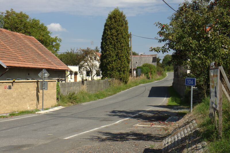 ملف:Krňany, silnice.jpg