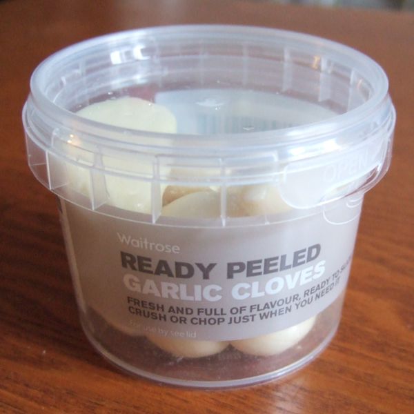 ملف:Waitrose ready peeled garlic cloves in a plastic pot.jpg