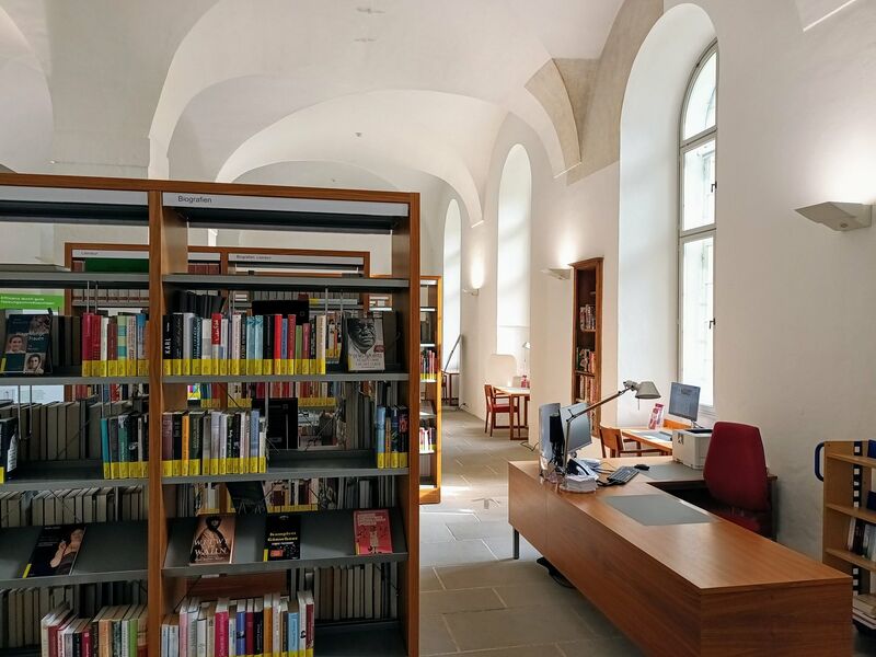 ملف:Innenansicht Stadtbibliothek Füssen.jpg