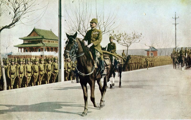 ملف:Iwane Matui and Asakanomiya on Parade of Nanking.jpg