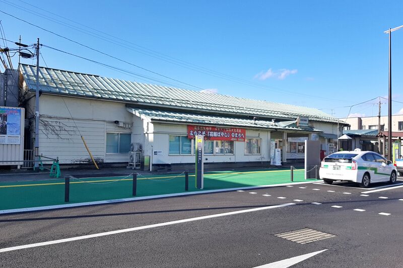 ملف:Kazuno-Hanawa Station building 202011.jpg
