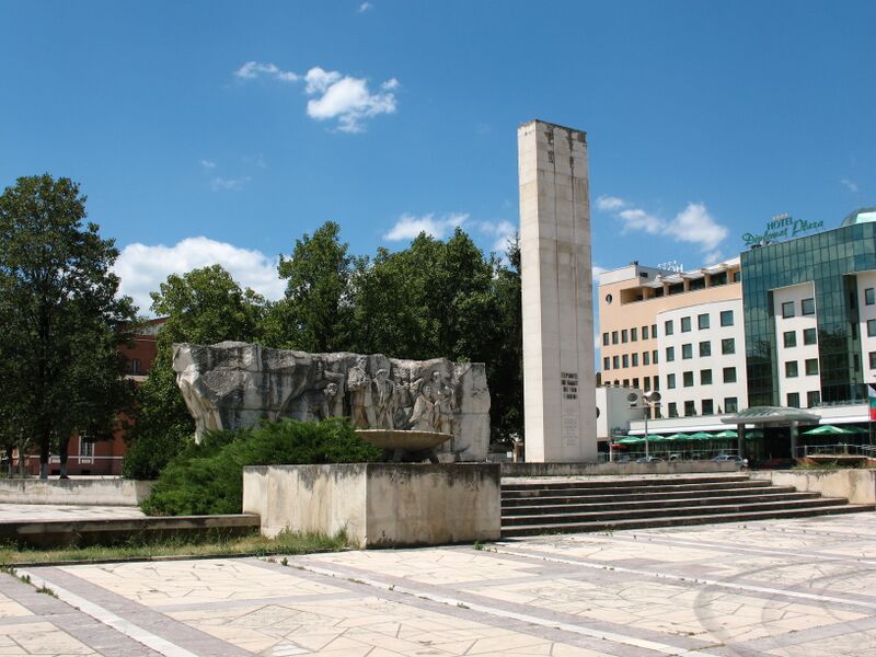 ملف:Lukovit-monument.jpg