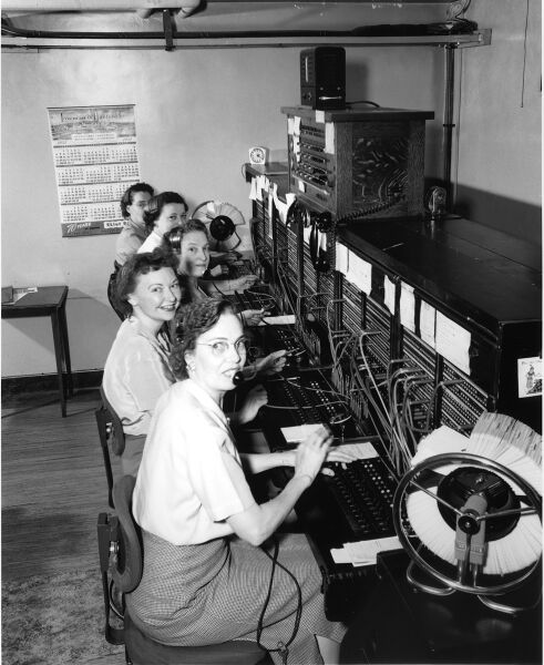 ملف:Telephone operators, 1952.jpg