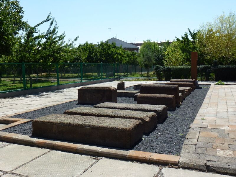 ملف:Grave near Shoxakat 01.JPG