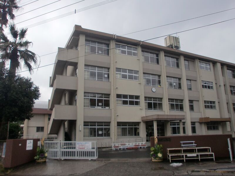 ملف:Nishi-Ishiki Elementary School.JPG