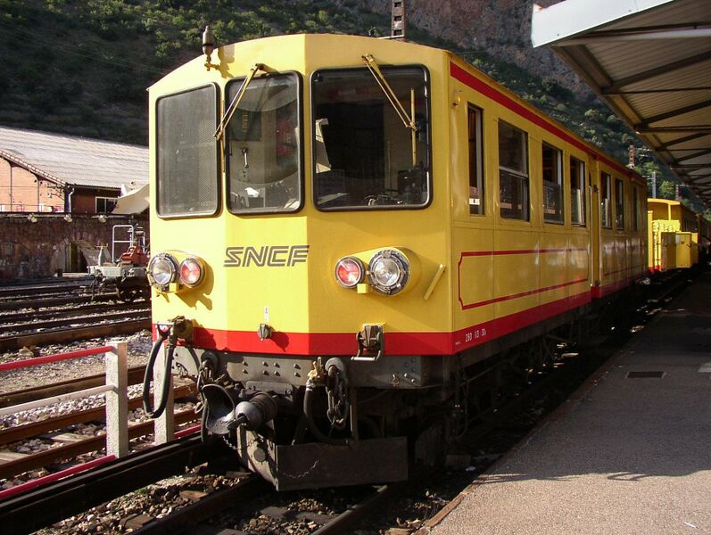 ملف:Train jaune Villefranche-de-Conflent.jpg