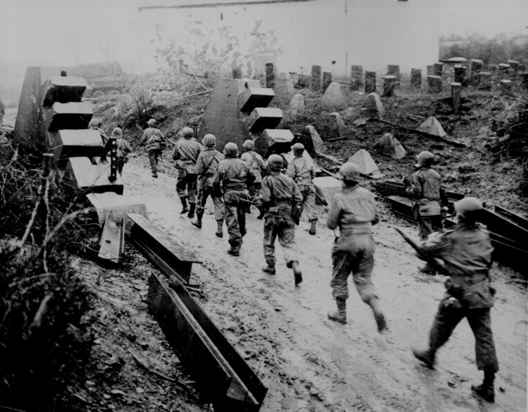 ملف:Americans cross Siegfried Line.jpg