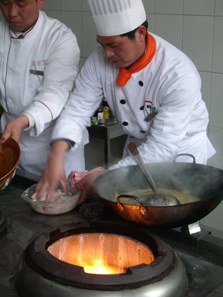 ملف:Wok cooking and the heat source by The Pocket in Nanjing.jpg