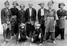 COLLECTIE TROPENMUSEUM Poserende Minangkabause mannen TMnr 10005045.jpg