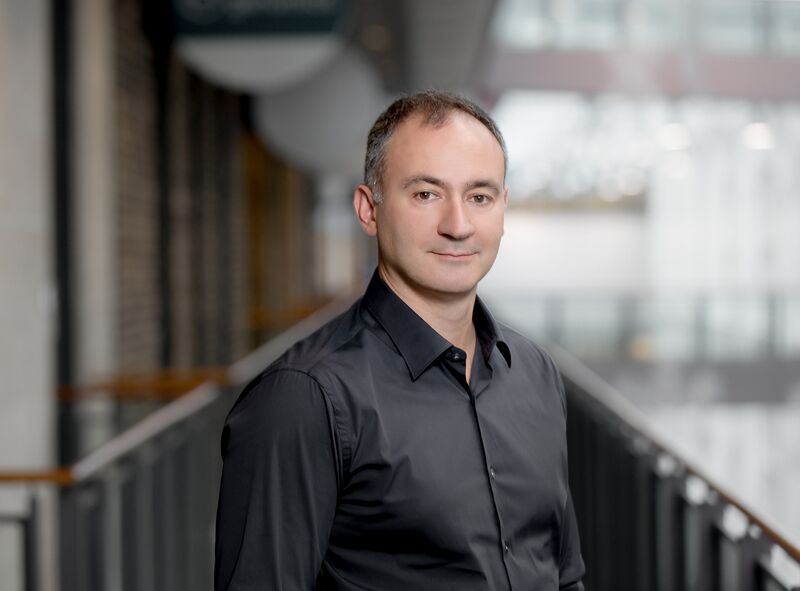 ملف:Mike Serbinis.jpg