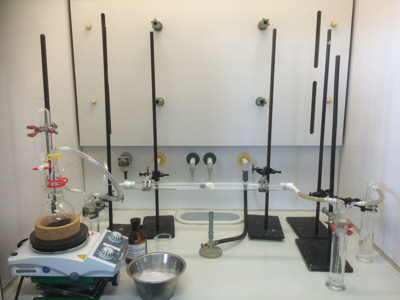 ملف:Ostwaldverfahren Laboraufbau.jpeg