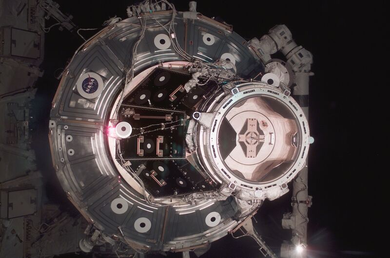 ملف:STS-111 PMA-2 view.jpg