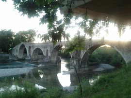 جسر آرتا التاريخي على نهر أراخثوس