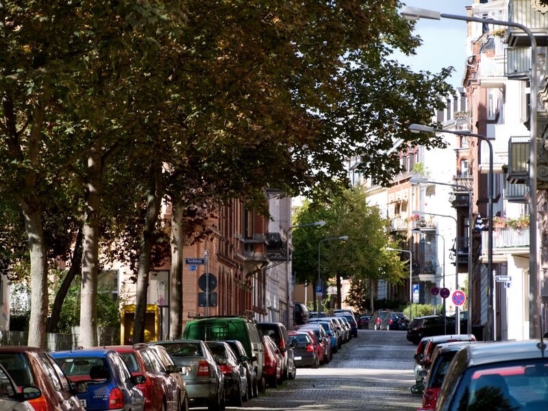 ملف:Strassenzug im Wiesbadener Westend.jpg