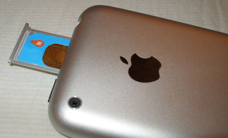 ملف:IPhone SIM Slot.jpg