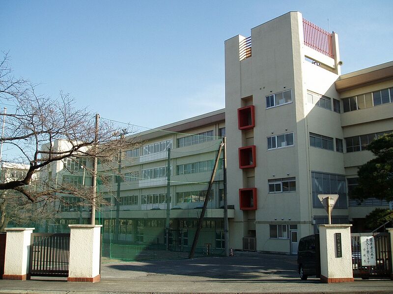 ملف:Kiryu-Technical-HighSchool-20130113.jpg