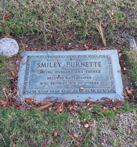 ملف:Smiley Burnette Grave.JPG