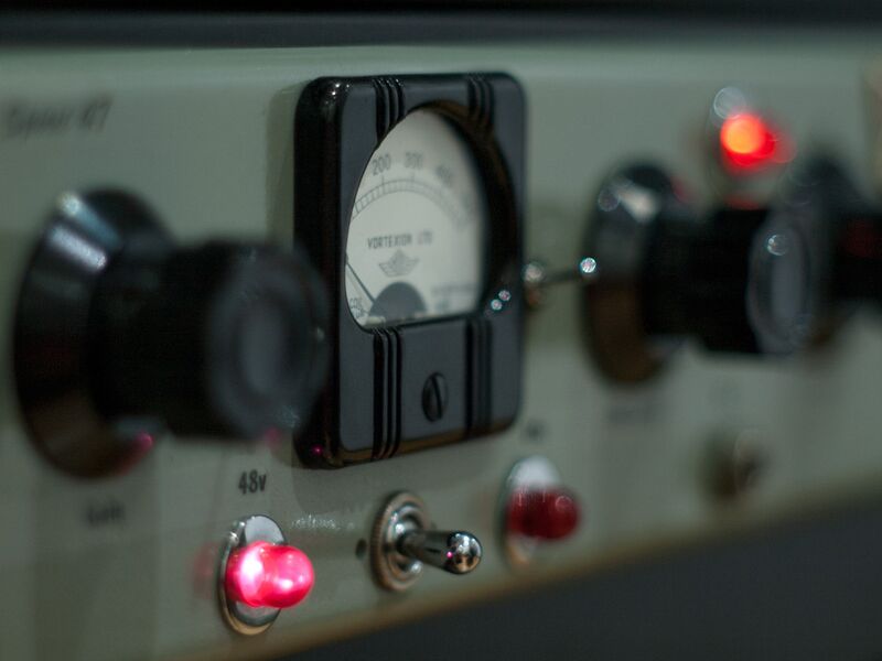 ملف:Control room EMI.jpg