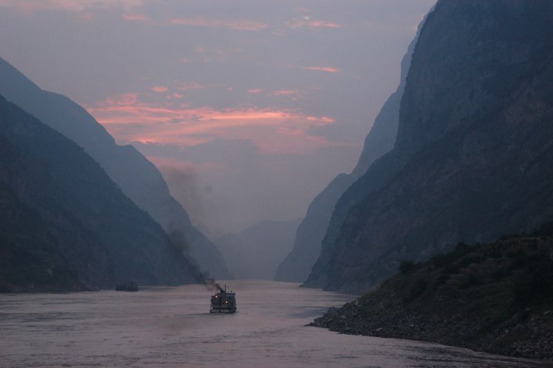 ملف:Dusk on the Yangtze River.jpg