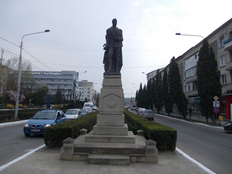 ملف:Estatua de Cuza Vodă.jpg