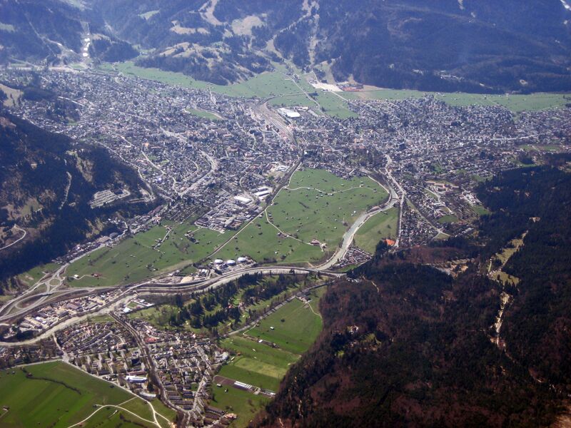 ملف:Garmisch-Partenkirchen (Luftbild).jpg