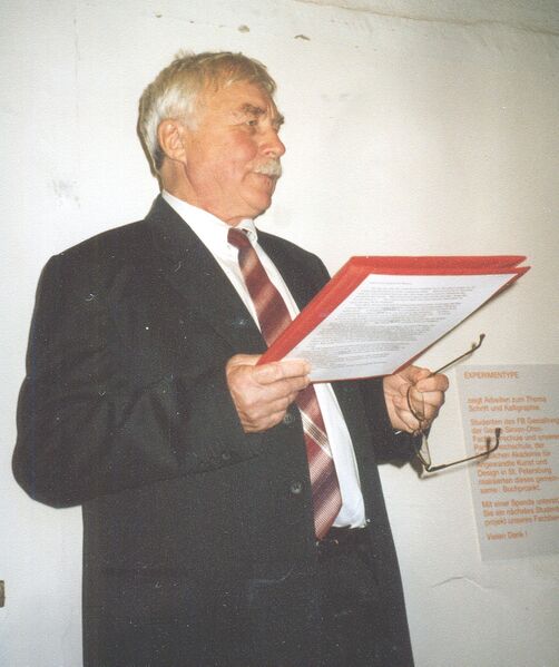 ملف:Man makes a speech.jpg