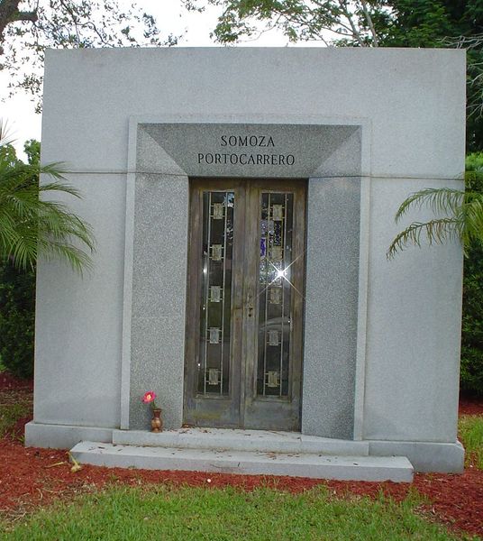 ملف:Anastasio Somoza grave 2007.jpg
