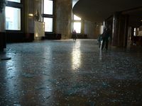 الانفجار تسبب في تحطم عددا كبيراً من زجاج النوافذ، بما فيها أولئك في مسرح دراما چليابنسك