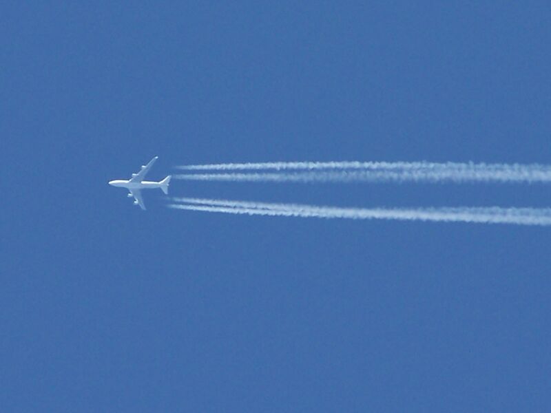 ملف:Jet with four contrails.jpg