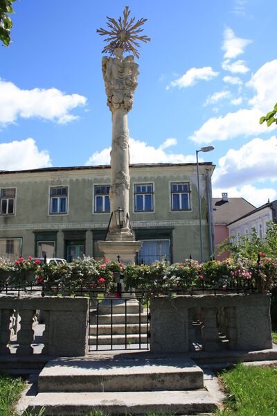 ملف:Vitis, Pest-Dreifaltigkeitssäule.jpg