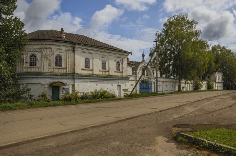 ملف:В центре села Вожгалы.jpg