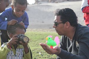 تدريب اطفال قرية نوببة بأسوان علي فنون التصوير.jpg
