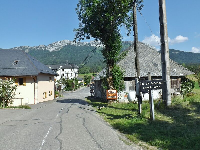 ملف:Col de Leschaux (900m).JPG