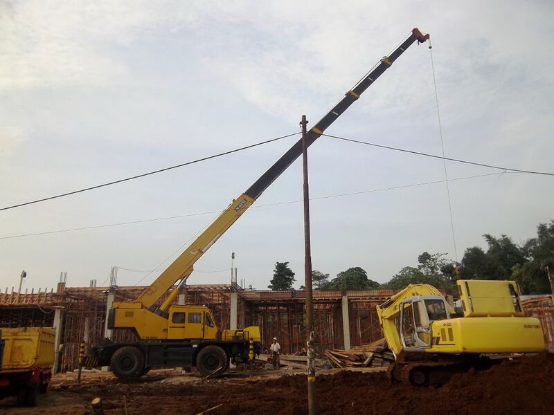 ملف:Mobile crane in IPB.JPG