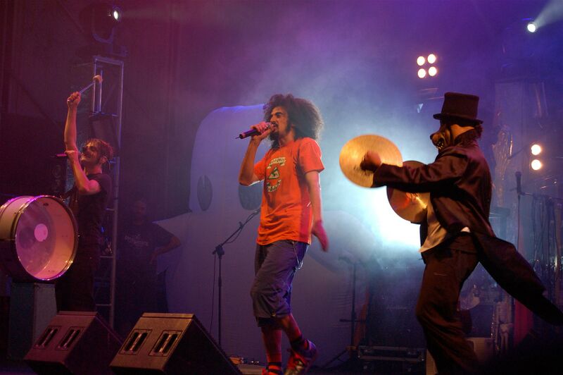 ملف:Caparezza - Modena 2006.JPG