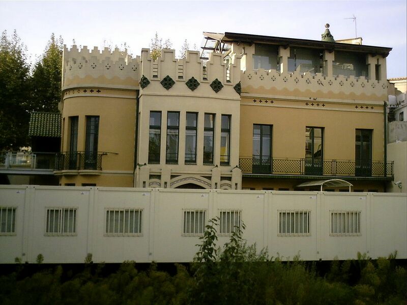 ملف:Catalonia Badalona EdificiAPlasaPauCasalsPerDarrera.JPG