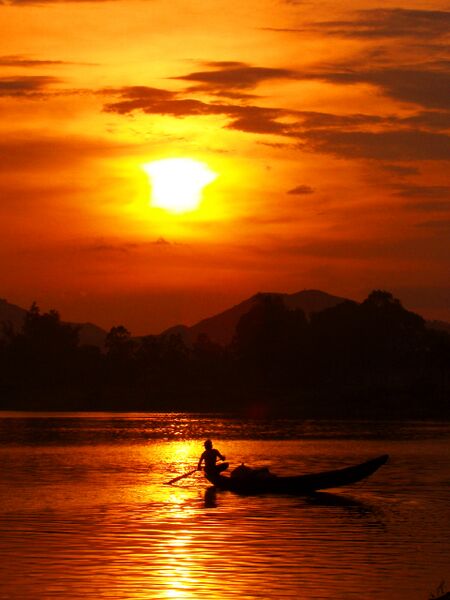 ملف:Coucher de soleil Huế.jpg