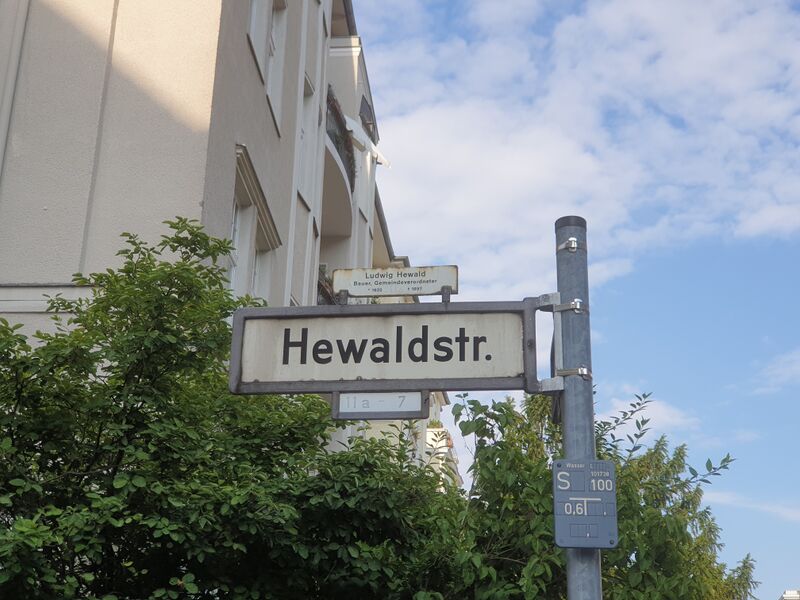 ملف:Straßenschild Hewaldstraße mit Legendentafel.jpg