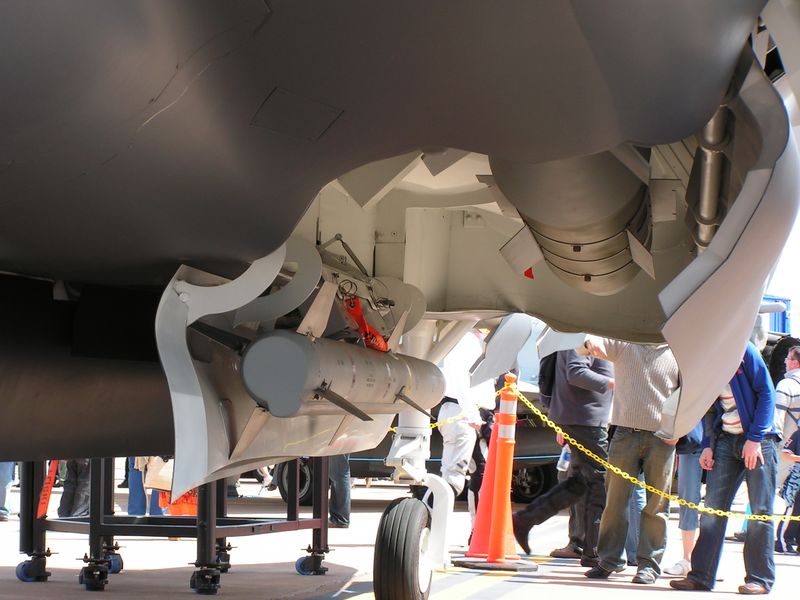 ملف:F-35 weapons bay.jpeg