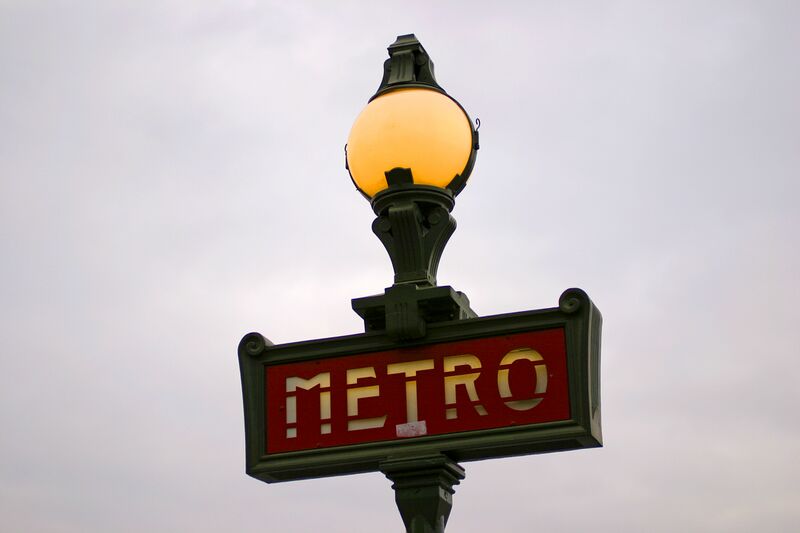 ملف:Paris Métro Sconce Dervaux.jpg