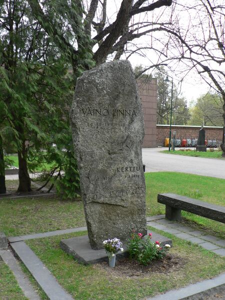 ملف:Väinö Linna's grave.jpg