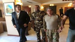 محمود الجندي في تكريت مع أفراد من الحشد الشعبي بعد مذبحة سبايكر، 15 يونيو 2015.jpg