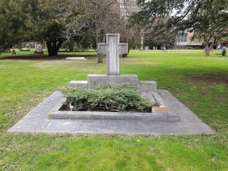 ملف:Tomb of Paul Lachenal.jpg