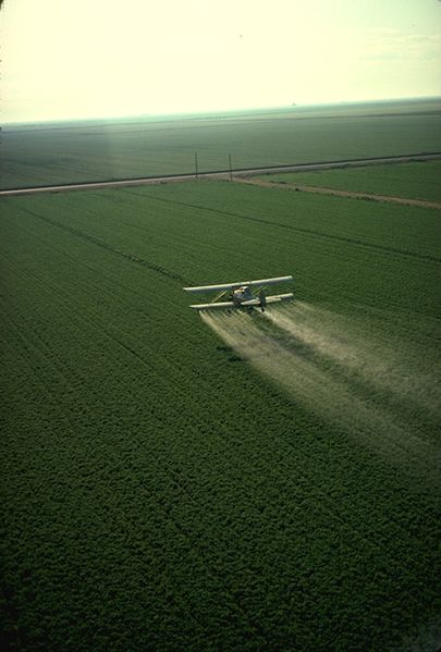 ملف:Cropduster spraying pesticides.jpg